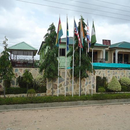 Dokua Royal Hotel Kwabenya Buitenkant foto