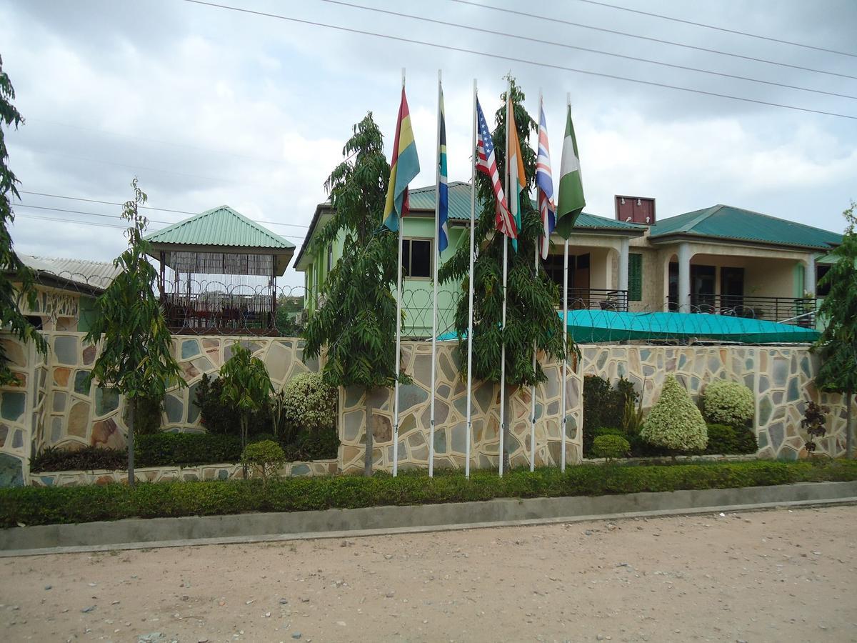 Dokua Royal Hotel Kwabenya Buitenkant foto