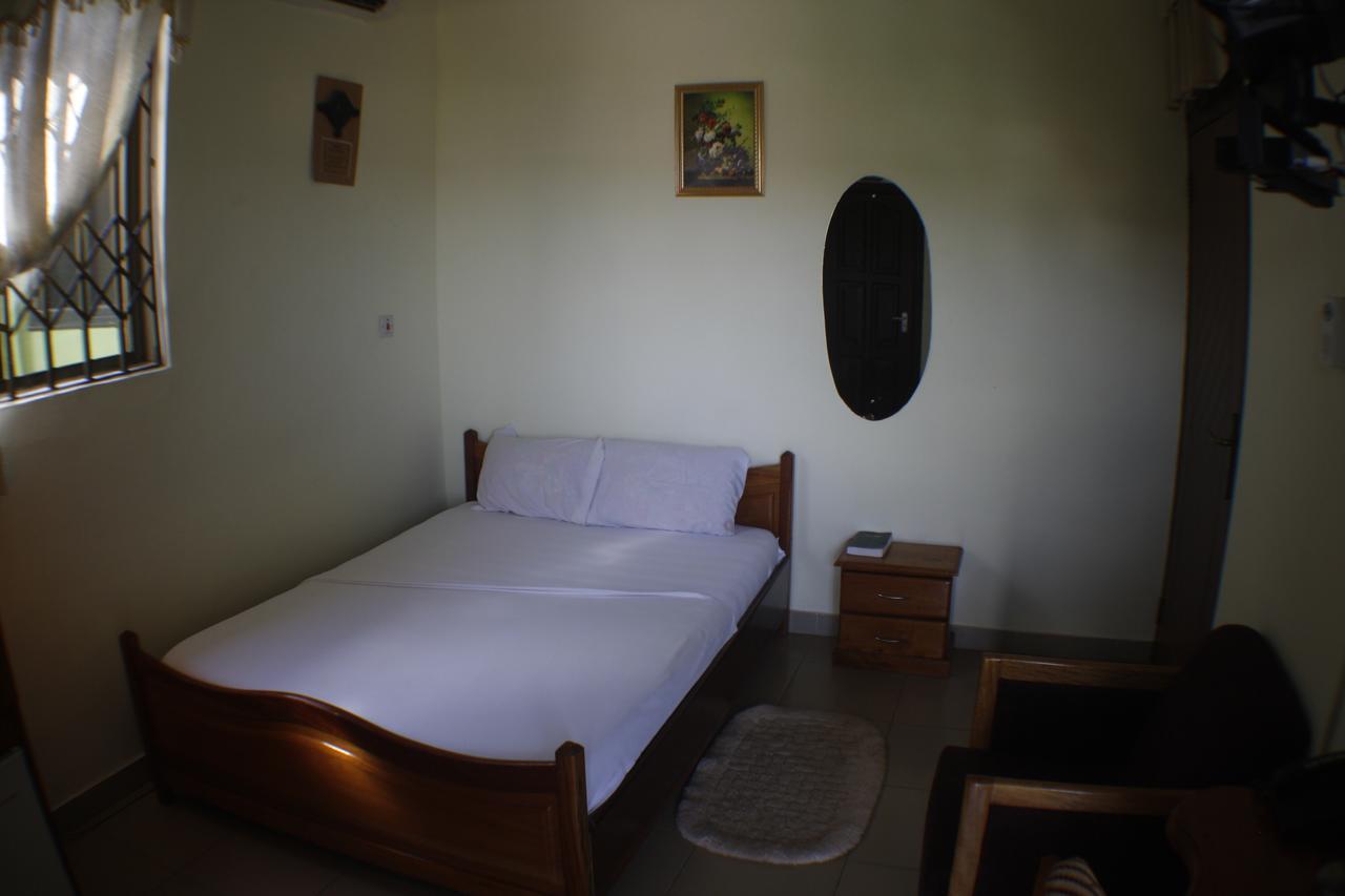 Dokua Royal Hotel Kwabenya Buitenkant foto