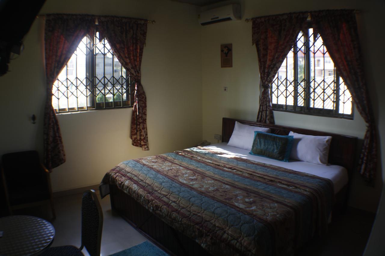 Dokua Royal Hotel Kwabenya Buitenkant foto