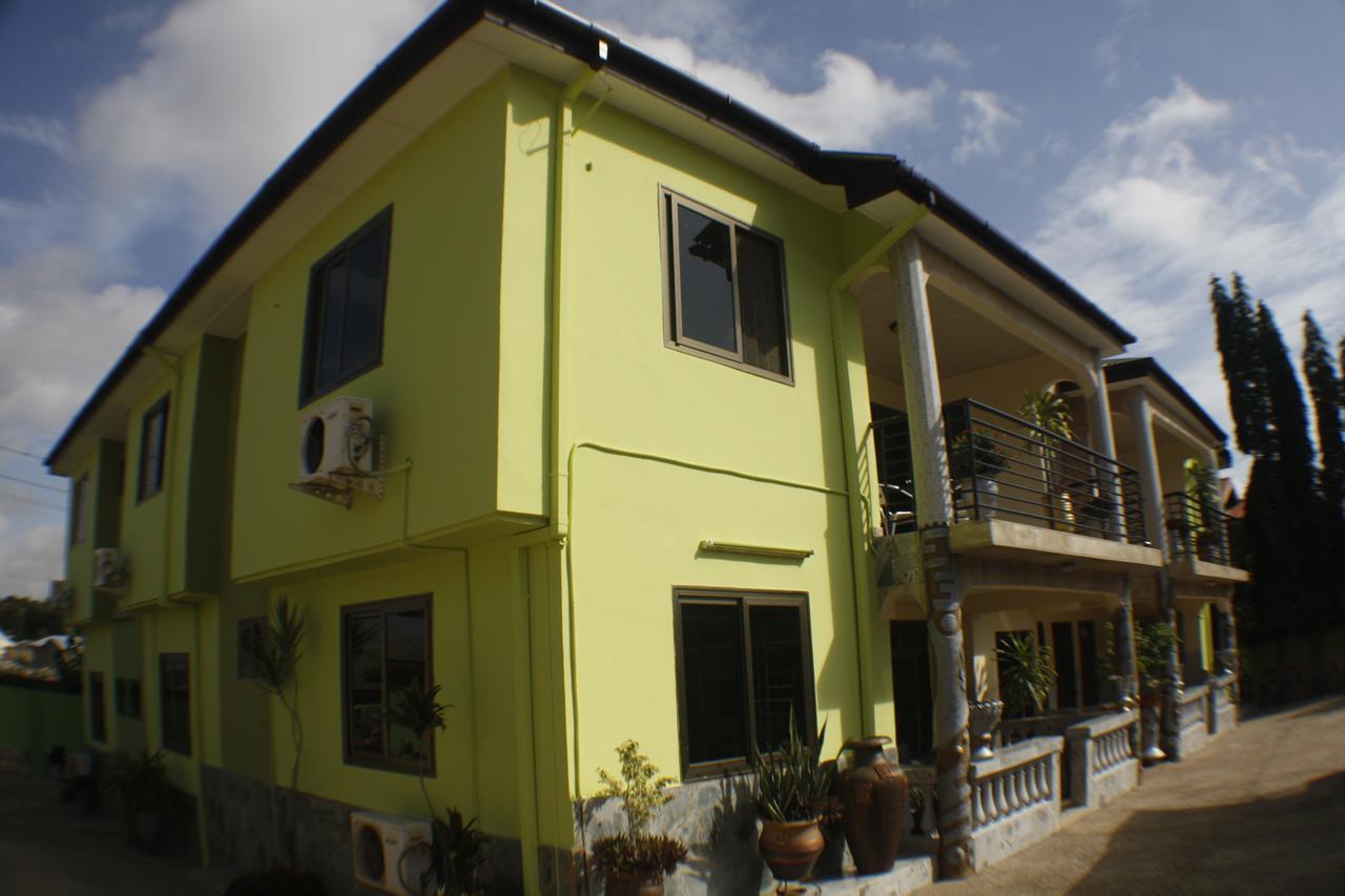 Dokua Royal Hotel Kwabenya Buitenkant foto