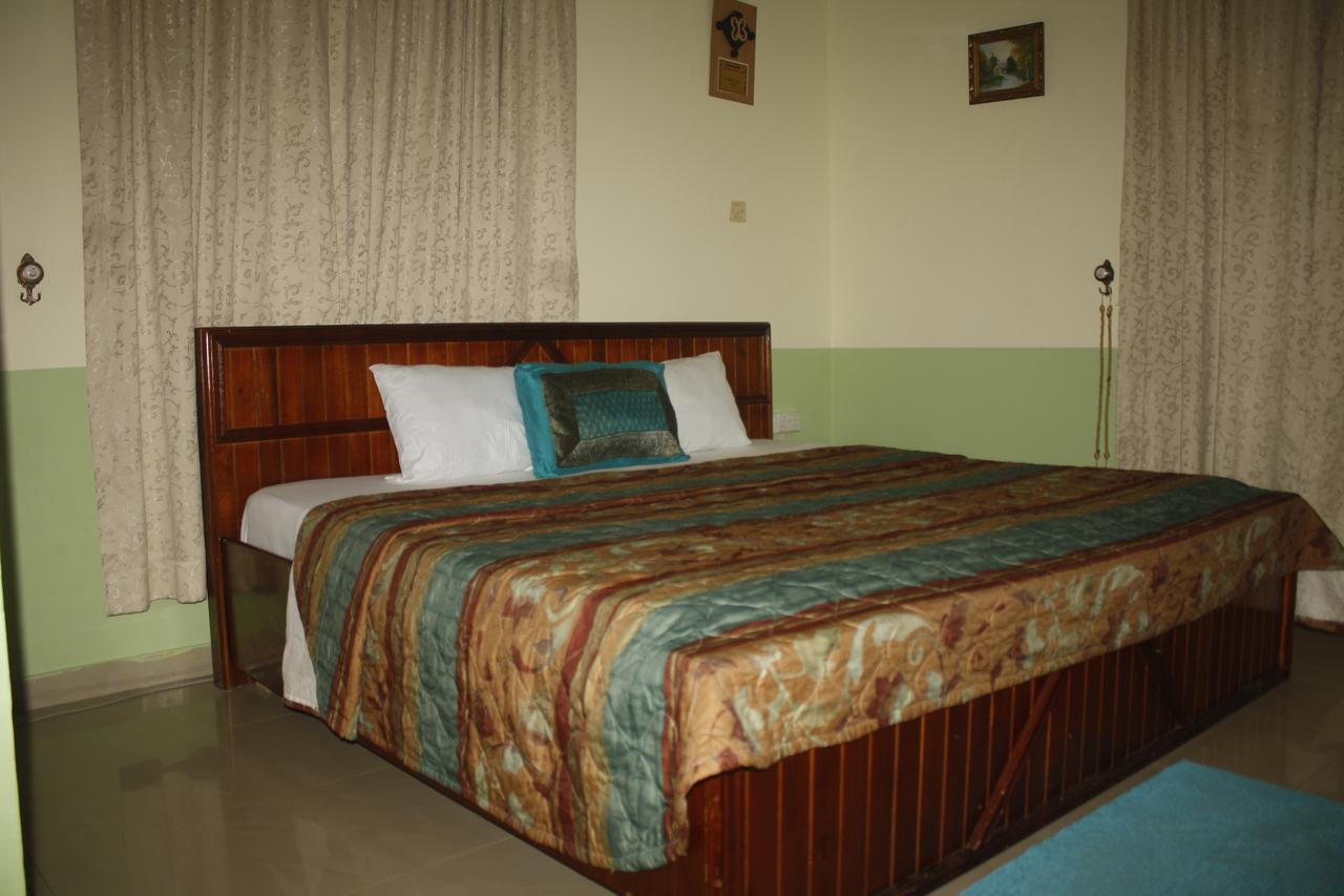 Dokua Royal Hotel Kwabenya Buitenkant foto