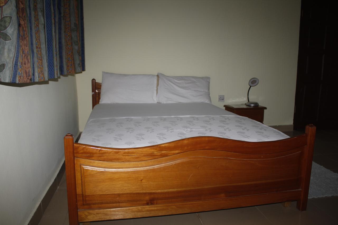 Dokua Royal Hotel Kwabenya Buitenkant foto
