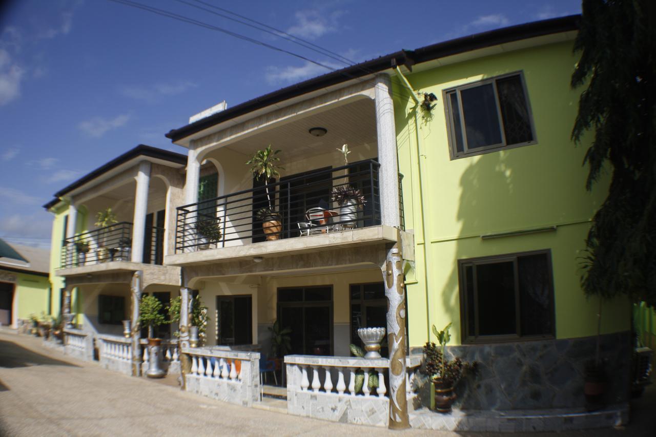 Dokua Royal Hotel Kwabenya Buitenkant foto