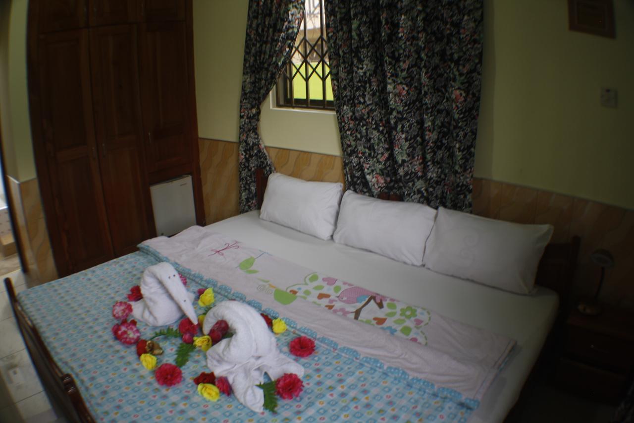 Dokua Royal Hotel Kwabenya Buitenkant foto
