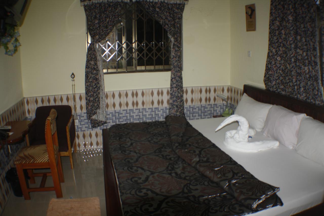 Dokua Royal Hotel Kwabenya Buitenkant foto
