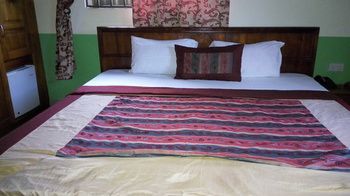 Dokua Royal Hotel Kwabenya Buitenkant foto