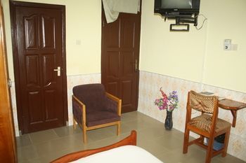 Dokua Royal Hotel Kwabenya Buitenkant foto